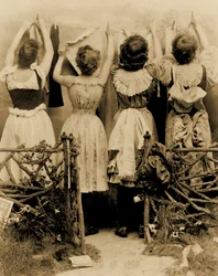 Pubblicità per il sapone Borax di Kirkman, vista posteriore di quattro donne che stendono il bucato, c.1891